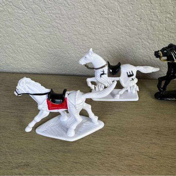 Set of 4 Plastic Horses – 1/32 Scale (Two Black & Two White) - Picture 4 of 4